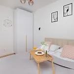 Stylish & Comfortable Apartment With Balcony In Central Gdansk By Noclegi Renters