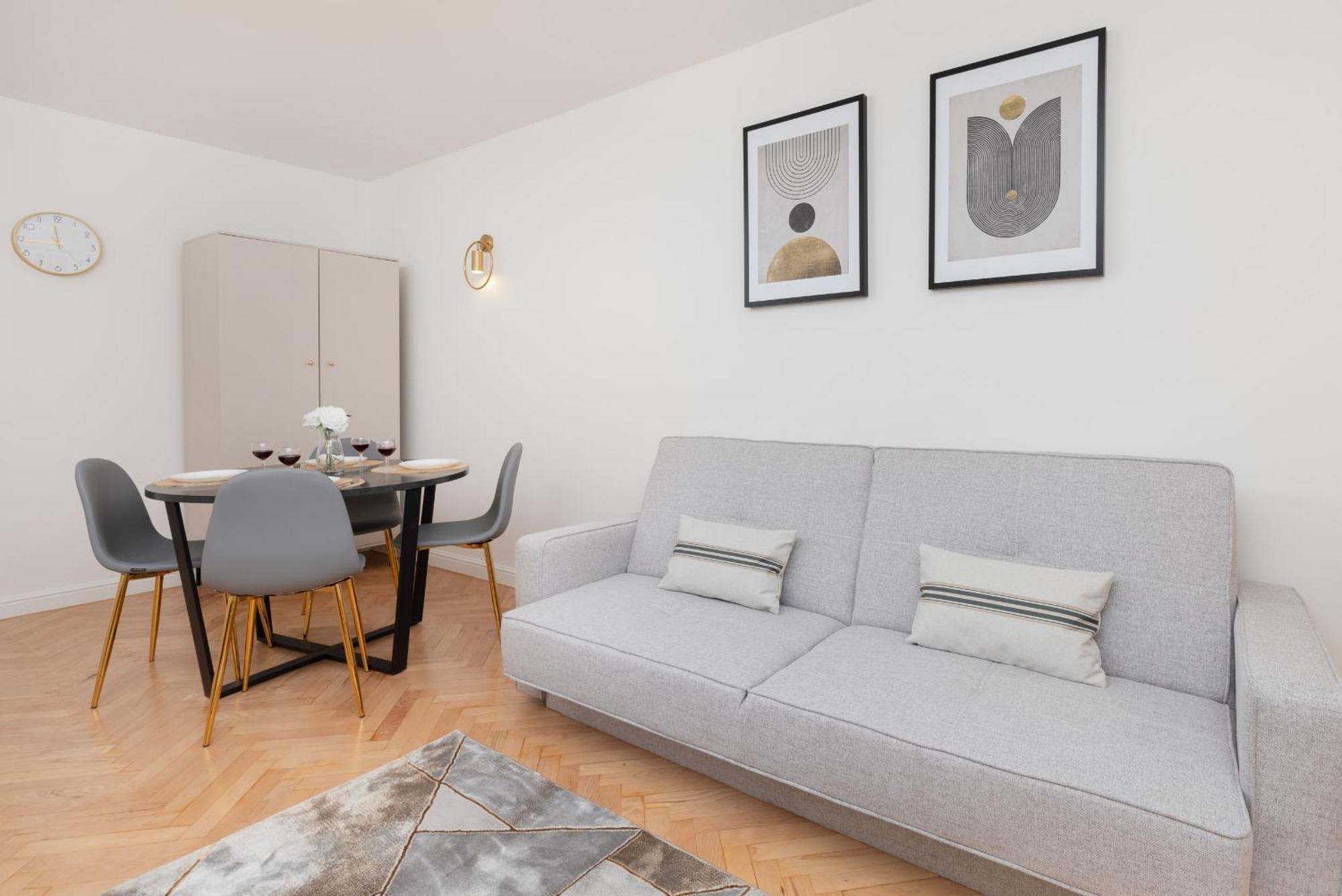 Stylish & Comfortable With Balcony In Central By Renters Gdańsk