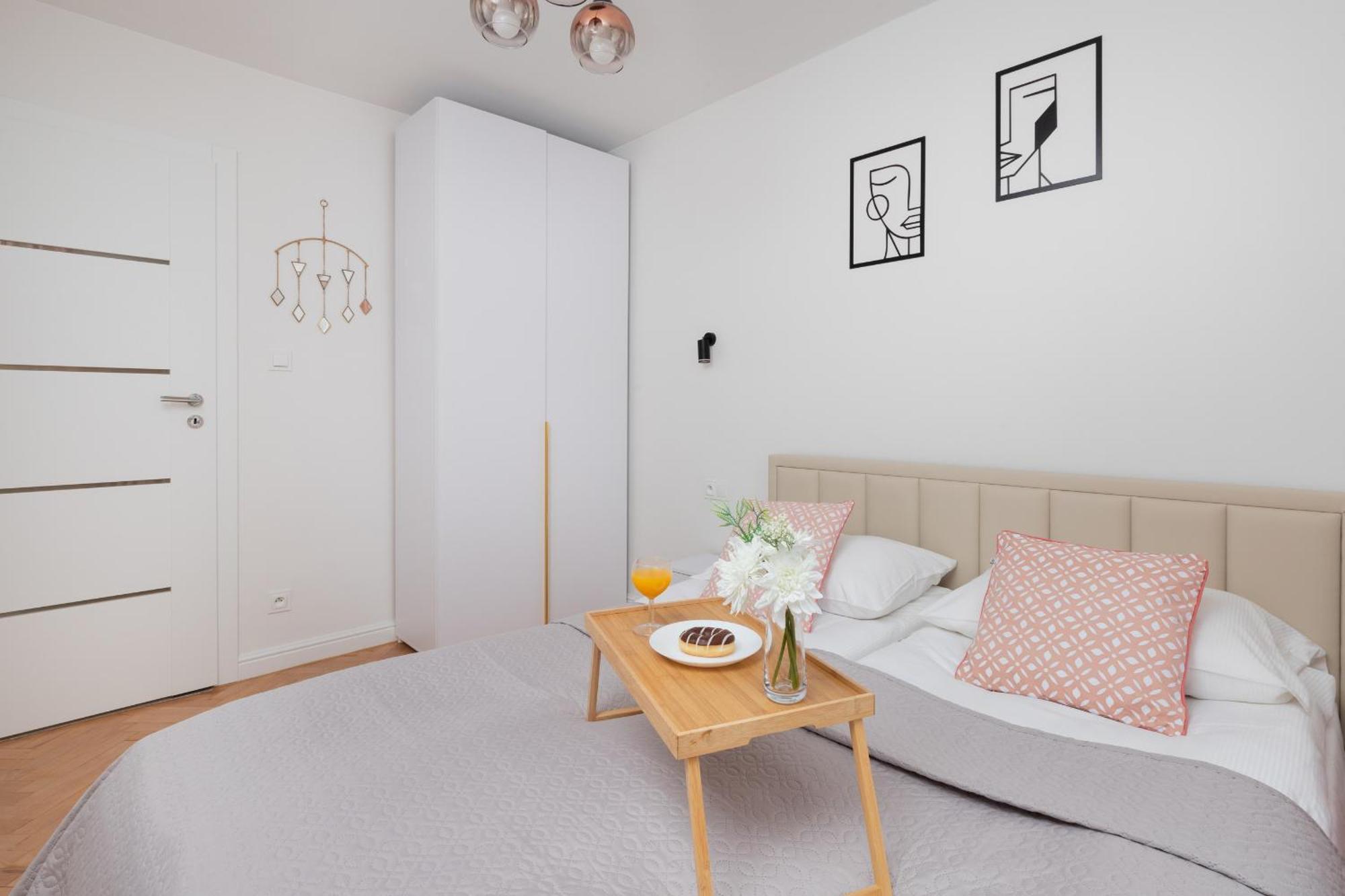 Stylish & Comfortable With Balcony In Central By Renters Lägenhet