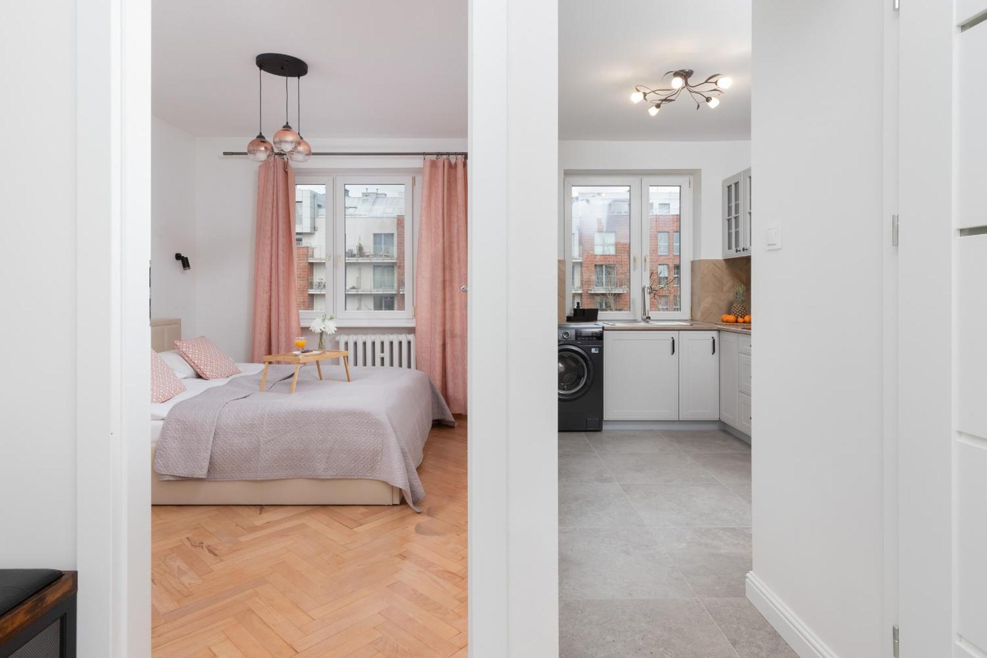 Lägenhet Stylish & Comfortable With Balcony In Central By Renters *