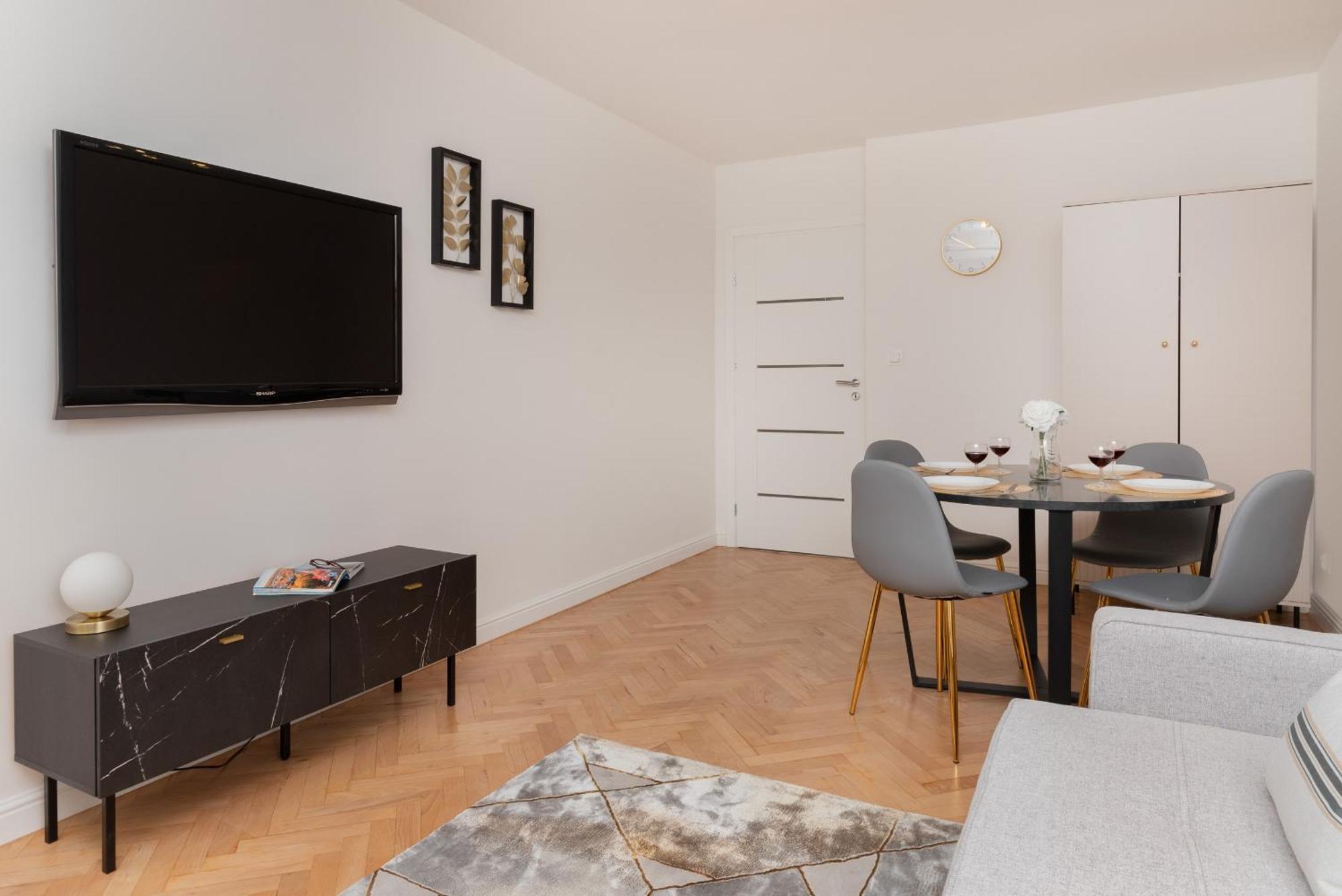 Stylish & Comfortable With Balcony In Central By Renters