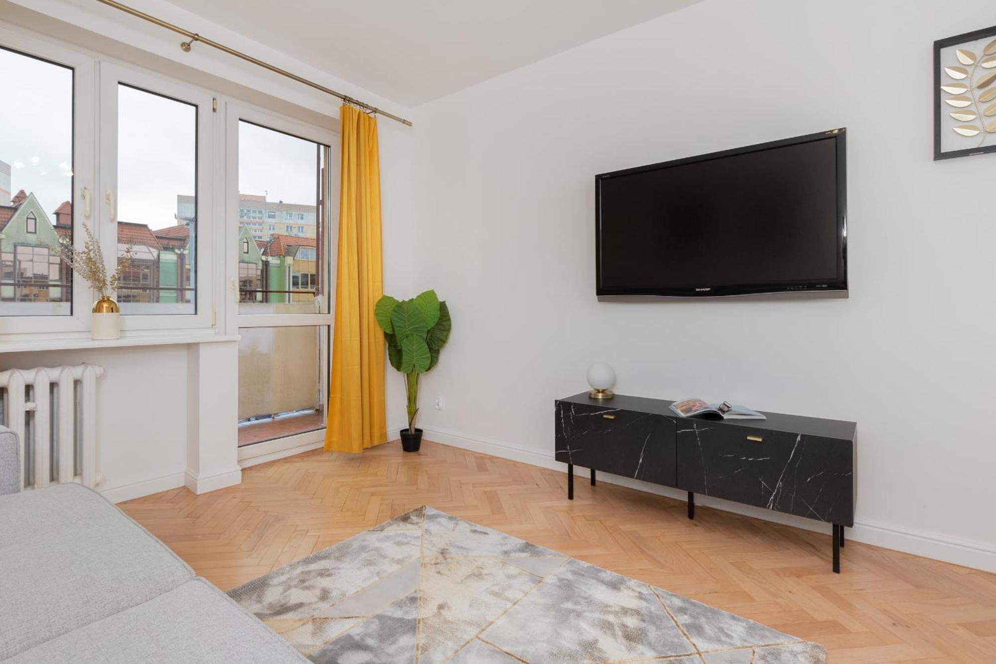 Stylish & Comfortable With Balcony In Central By Renters *