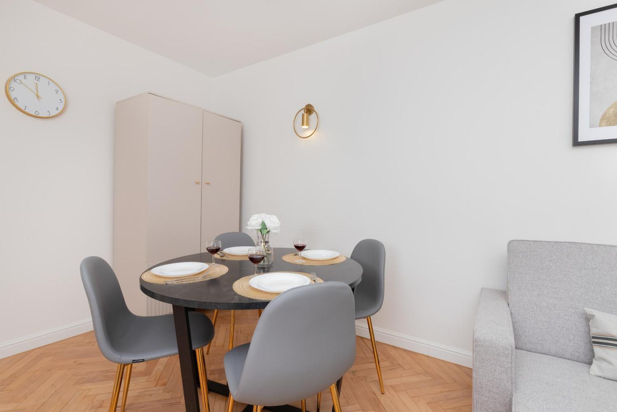 Stylish & Comfortable With Balcony In Central By Renters