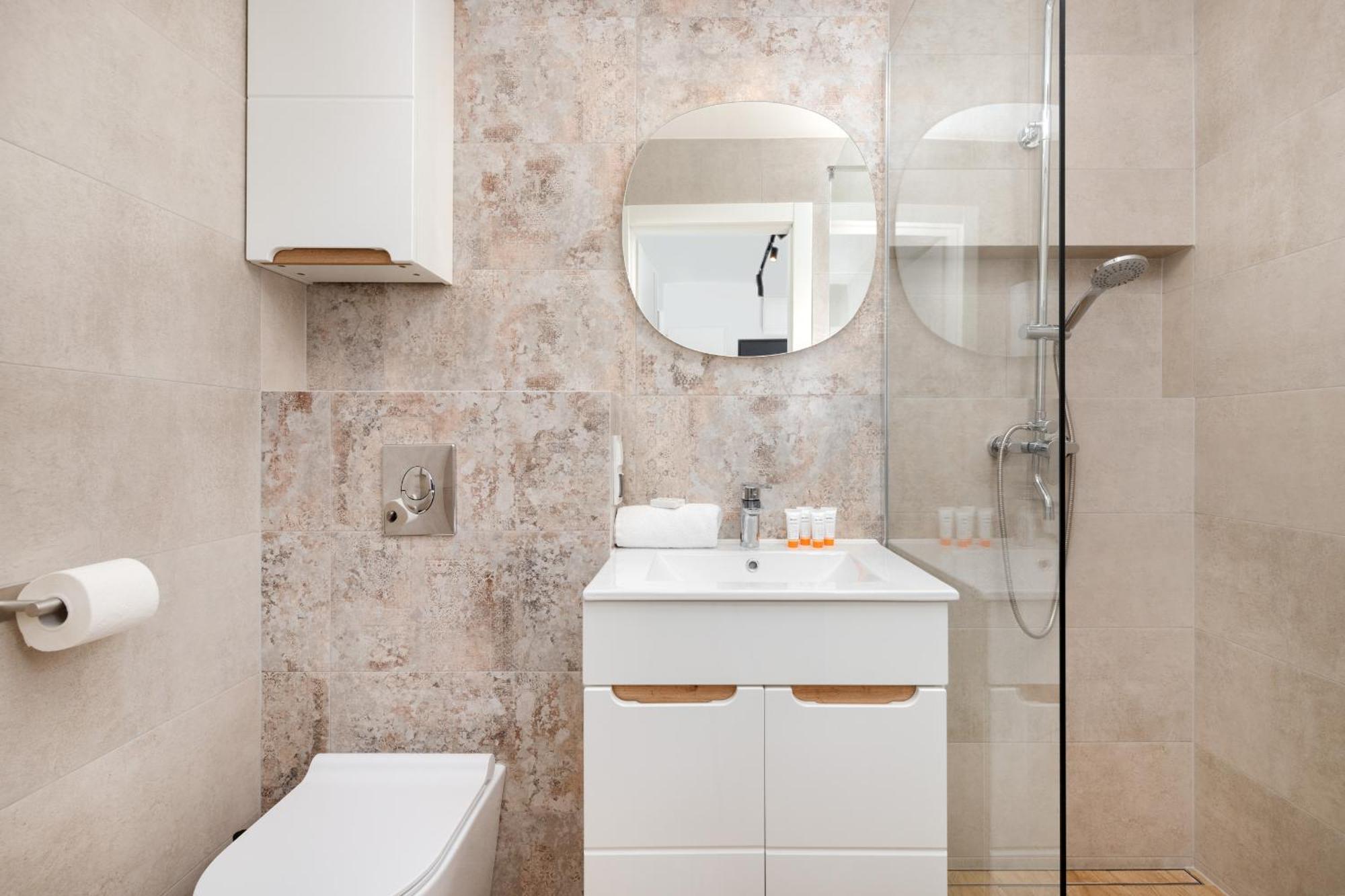 Stylish & Comfortable With Balcony In Central By Renters Lägenhet *
